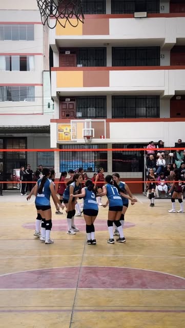 Piña de equipo y concentración táctica Domus Voley