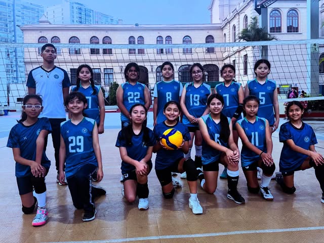 Plantel infantil de voleibol en Colegio Fanning Jesús María